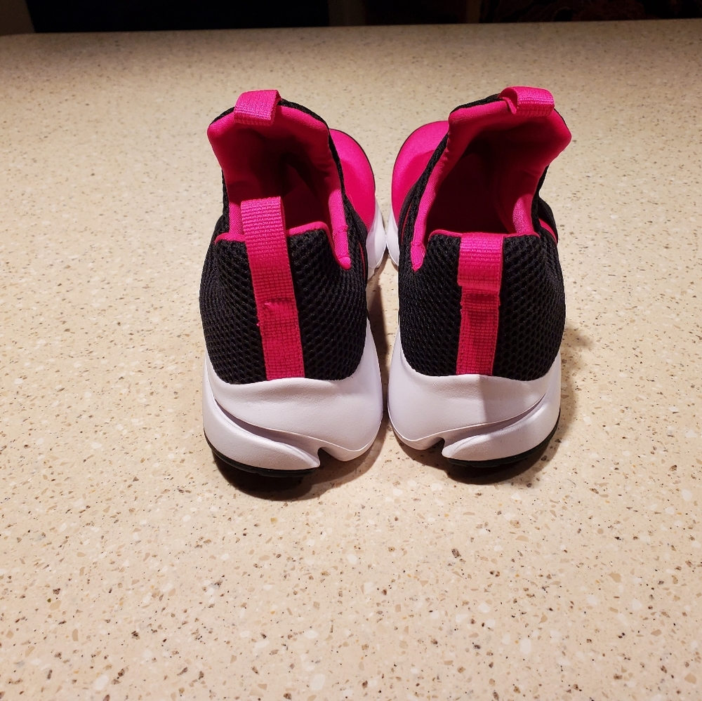 Nike Pink and Black Shoes - Picture 8 of 16